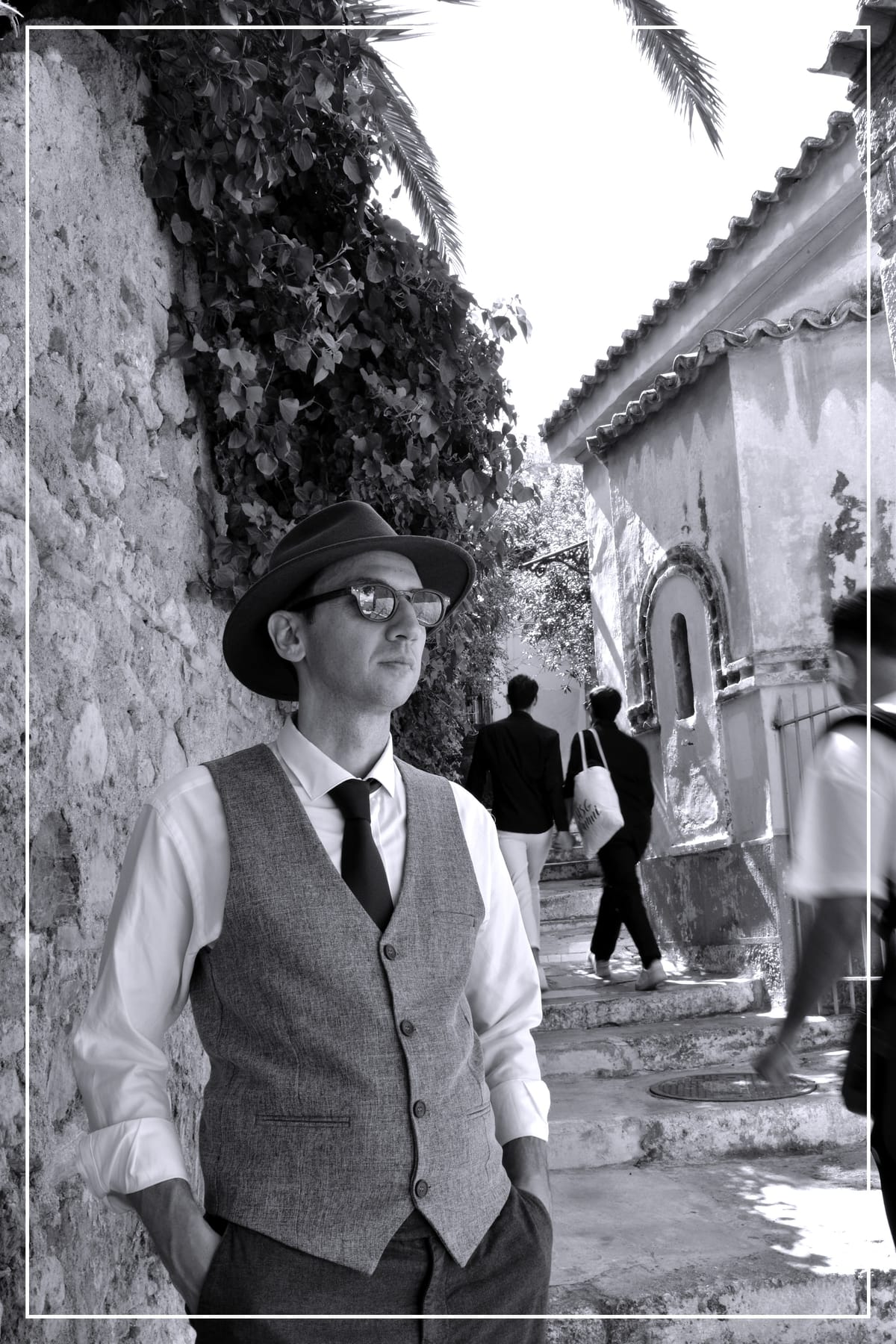 B&W Photography in Plaka, Athens: "Capturing timeless moments in the heart of Athens"